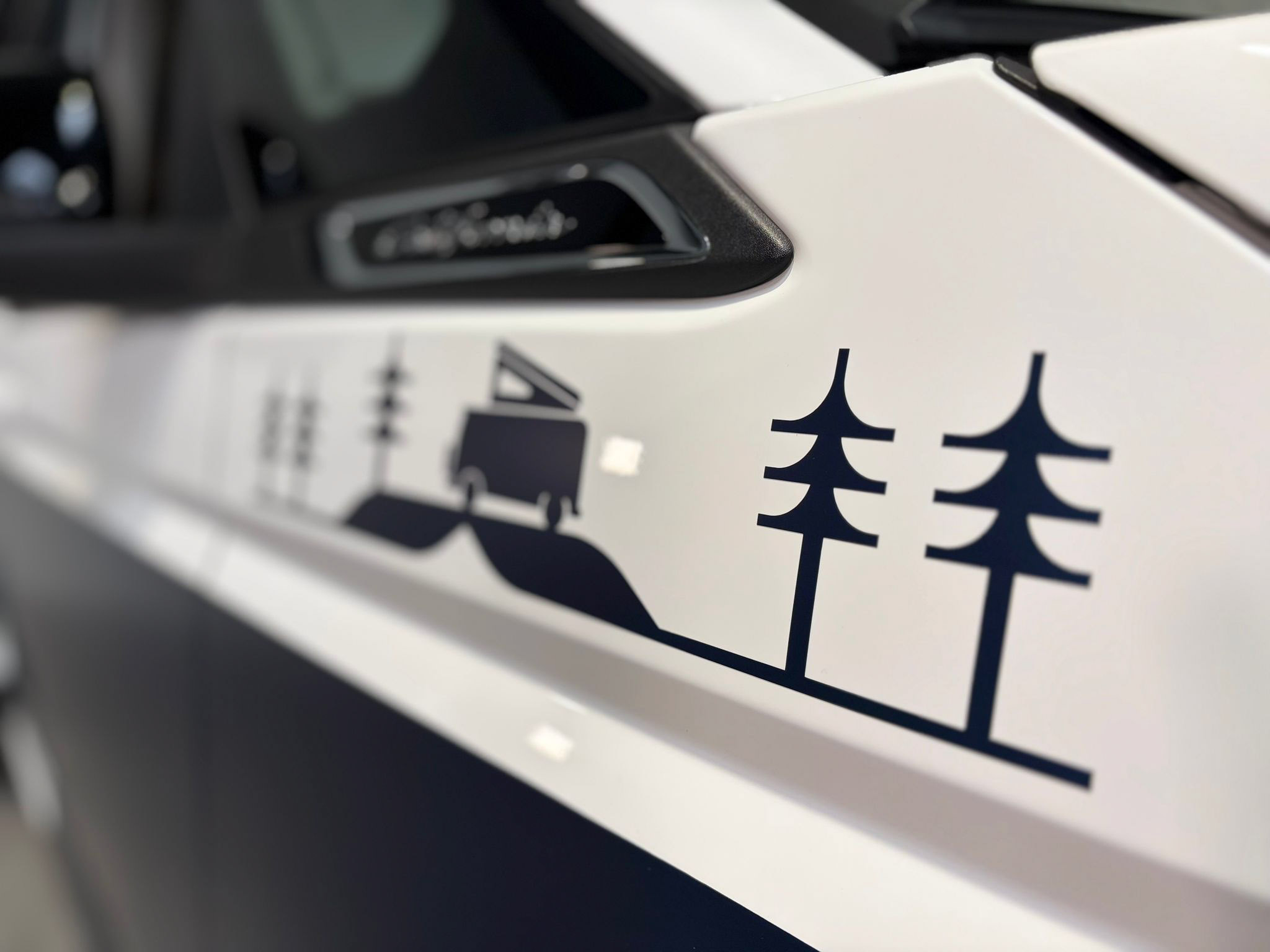 NN023_VW_T7_California_Bicolour_White_Avery_Blue-16