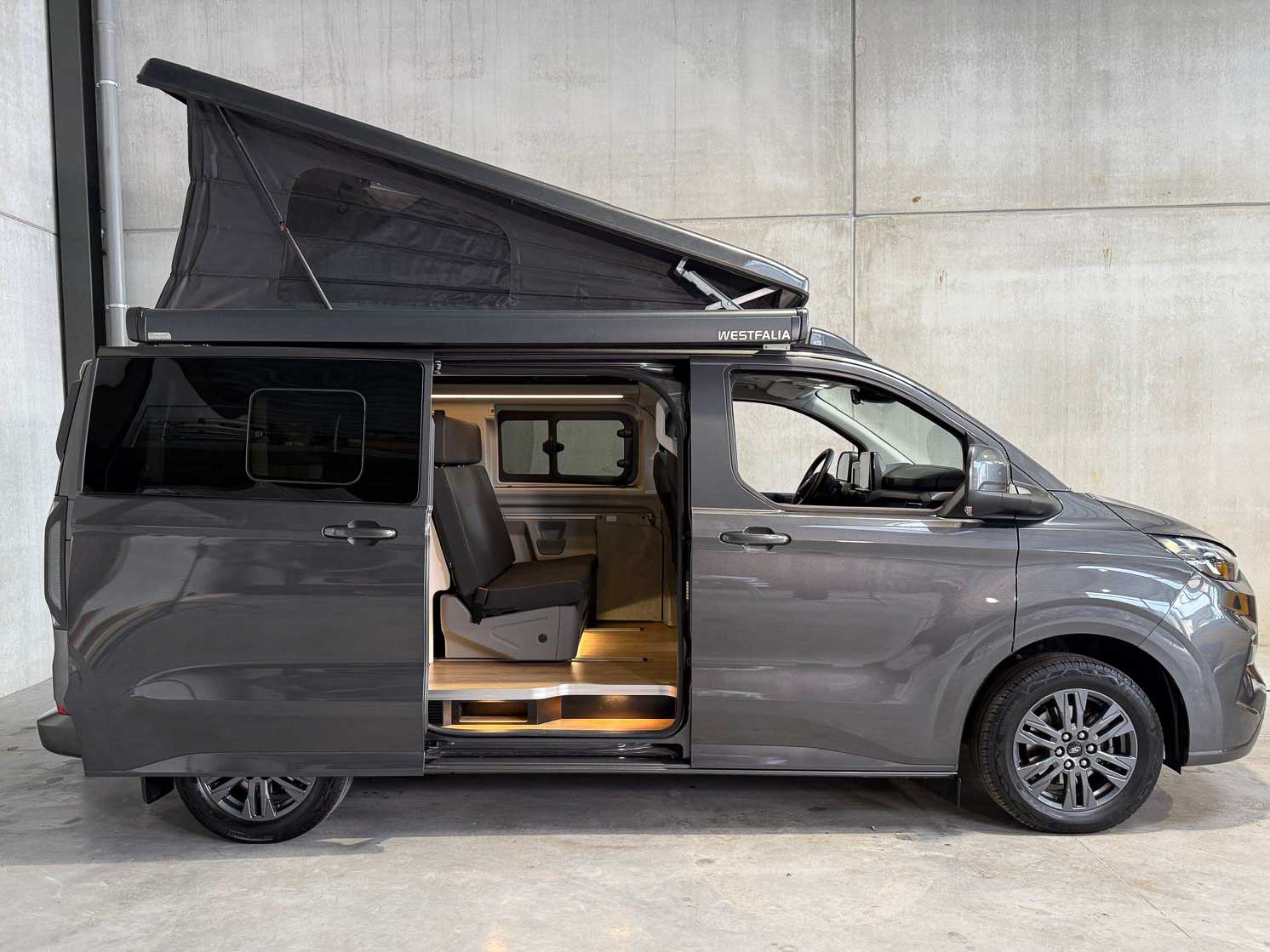 Ford Nugget Titanium Magnetic Grey - 2025 *** Fabrieksgarantie ***